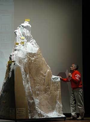 Cerro Torre, parete ovest, trent'anni dopo - Mario Conti 'spiega' il Torre sul modello costruito da Elio Orlandi.