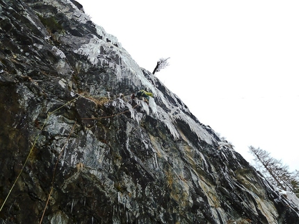 Ötztal - 03/01/2013: Rätselburg (WI7+, 80m, Hansjörg Auer & Mathias Nössig)