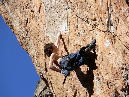 Adam Ondra climbs La Rambla 9a+ at Siurana