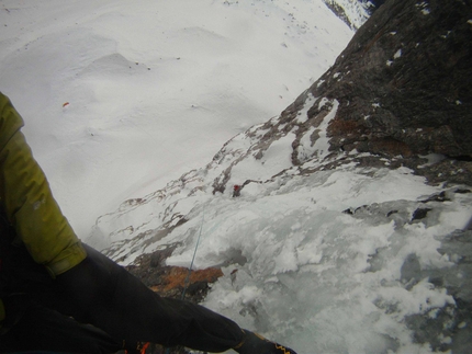 Via Valeria, Dolomiti di Brenta - In sosta al secondo tiro (Gianni Canale & Aldo Mazzotti, 6-7/01/2013)