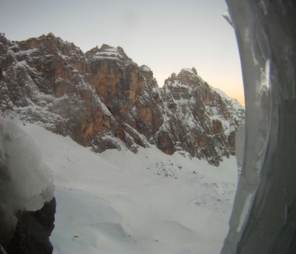 Via Valeria, Dolomiti di Brenta - Cima Farfalla dal secondo tiro (Gianni Canale & Aldo Mazzotti, 6-7/01/2013)