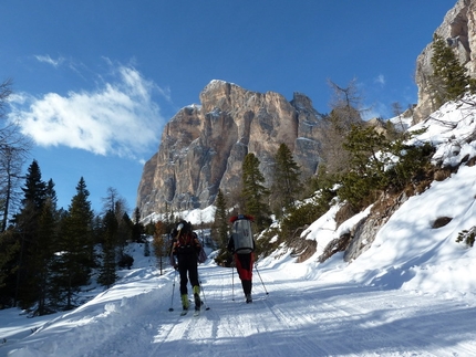 Psyco Killer, Tofana, Dolomites - The approach to Psyco Killer, Tofana di Rozes, Dolomites (Beppe Ballico, Andrea Gamberini & Marco Milanese 12/01/2013)