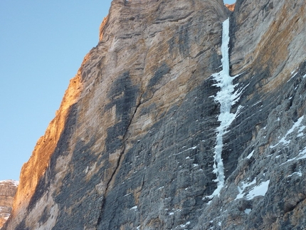 Psyco Killer, Tofana, Dolomites - The last three pitches of Psyco Killer, Tofana di Rozes, Dolomites (Beppe Ballico, Andrea Gamberini & Marco Milanese 12/01/2013)