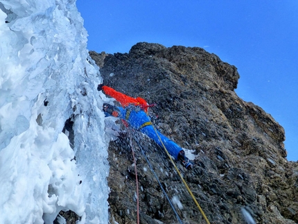 La Legrima, parete Nord del Sassolungo, Dolomiti - In azione su La Legrima, aperta sulla parete Nord del Sassolungo da Adam Holzknecht e Hubert Moroder