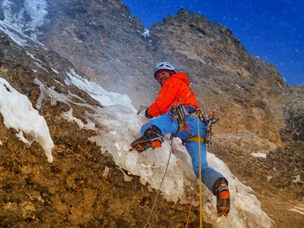 La Legrima, parete Nord del Sassolungo, Dolomiti - In azione su La Legrima, aperta sulla parete Nord del Sassolungo da Adam Holzknecht e Hubert Moroder