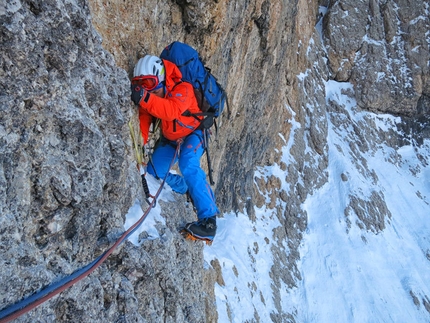 La Legrima, parete Nord del Sassolungo, Dolomiti - In azione su La Legrima, aperta sulla parete Nord del Sassolungo da Adam Holzknecht e Hubert Moroder