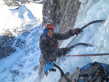 La Legrima, parete Nord del Sassolungo, Dolomiti - In azione su La Legrima, aperta sulla parete Nord del Sassolungo da Adam Holzknecht e Hubert Moroder