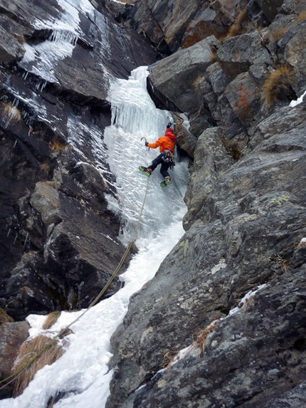 Dio li fa... e poi li accoppia, Valnontey, Cogne - Enrico Bonino making the first ascent of pitch 1 of Dio li fa... e poi li accoppia (Valnontey).