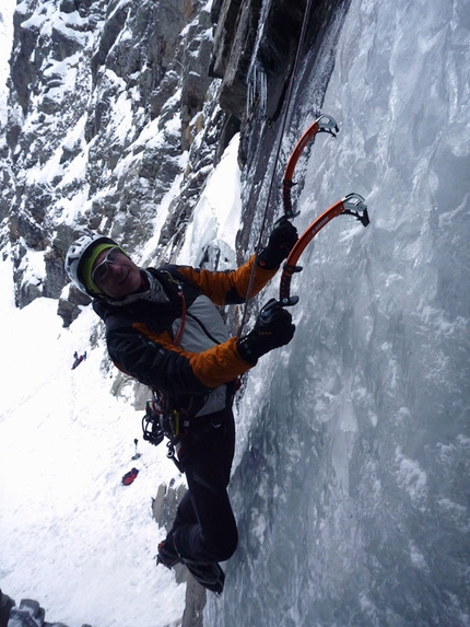 Dio li fa... e poi li accoppia, Valnontey, Cogne - Enrico Bonino on the icy wall on pitch 1 of Dio li fa... e poi li accoppia (Valnontey).