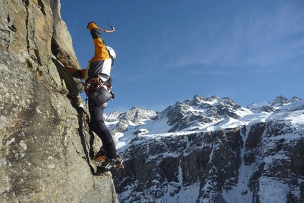 Dio li fa... e poi li accoppia, Valnontey, Cogne - Enrico Bonino on the traverse of pitch 3 of Dio li fa... e poi li accoppia (Valnontey).