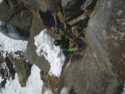 Dio li fa... e poi li accoppia, Valnontey, Cogne - Andrea Fazzari on the delicate traverse of pitch 3,  Dio li fa... e poi li accoppia