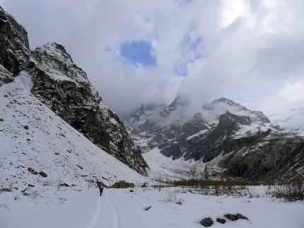 Follow the Gully - Barre des Ecrins - Ascending from Ailefroide to Pré de Mme Carle