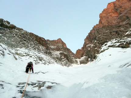 Follow the Gully - Barre des Ecrins - In the Col des Avalanches gully