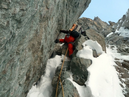 Follow the Gully - Barre des Ecrins - Christian Türk in the Col des Avalanches gully