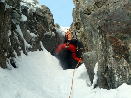 Follow the Gully - Barre des Ecrins - Christian Türk in the Col des Avalanches gully