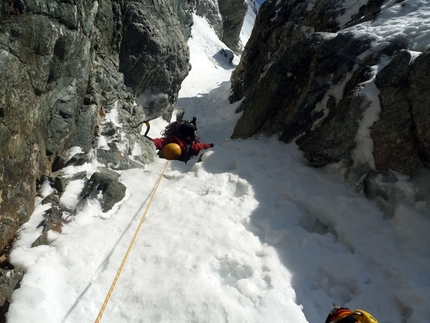 Follow the Gully - Barre des Ecrins - Sergio De Leo nel canale del Col des Avalanches