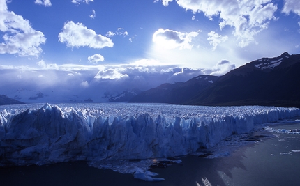 Chasing ice, massive glacier collapse in Greenland