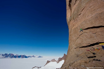 Ulvetanna, Antartide - Sulla headwall di Ulvetanna (2931m) lungo la cresta NE salita da Leo Houlding, Sean Leary, Alastair Lee, Jason Pickles, Chris Rabone e David Reeves nel gennaio 2013.