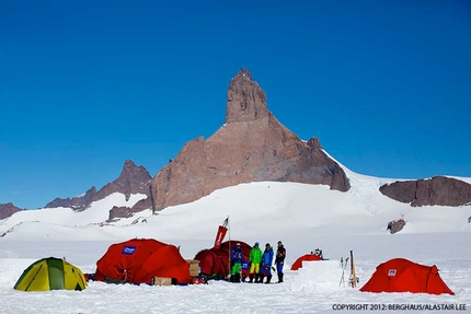 Ulvetanna, Antartide - Campo base, con Ulvetanna a 5km di distanza.