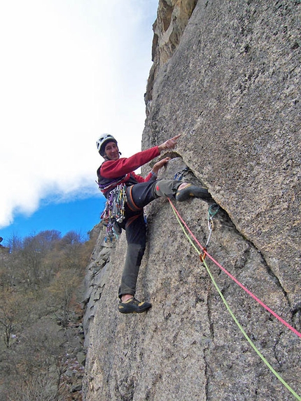 Via Motti - Grassi a Rocca Sbarua - Maurizio Oviglia all'inizio del 2° tiro della via Motti - Grassi alla Rocca Sbarua.