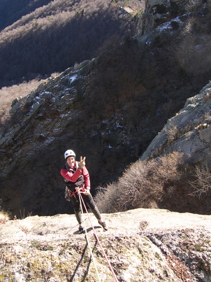 Via Motti - Grassi a Rocca Sbarua - Maurizio Oviglia in discesa dalla Rocca Sbarua