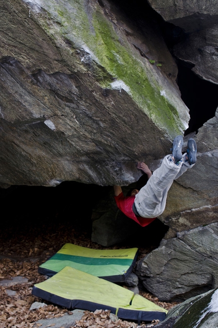 Donnas - Niccolò Ceria libera il boulder Global warming 8B a Donnas