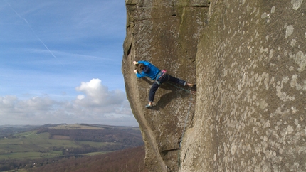 James Pearson - James Pearson durante la terza salita della via di gritstone Elder Statesman HXS 7a Curbar Edge in Inghilterra il 15/02/2013.