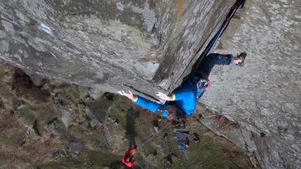 James Pearson - James Pearson durante la terza salita della via di gritstone Elder Statesman HXS 7a Curbar Edge in Inghilterra il 15/02/2013.