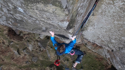 James Pearson - James Pearson durante la terza salita della via di gritstone Elder Statesman HXS 7a Curbar Edge in Inghilterra il 15/02/2013.