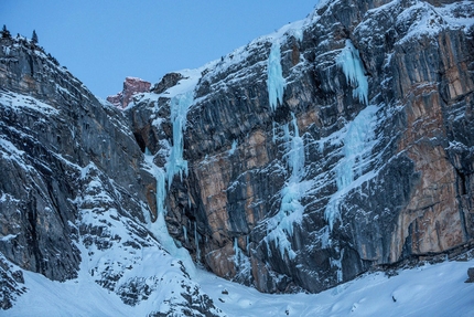 Robert Jasper - La Breitwangflue a Kandersteg, Svizzera. A sinistra: la grotta di Flying Cirus e Ritter der Kokosnuß, nel centro la via Mach 3 (IV M9, 150m, Robert Jasper, Markus Stofer 2003), a destra la via Tränen der Eisprinzessin.