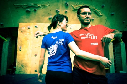 Climb for Life - La maglietta Climb for Life per promuovere la donazione di midollo osseo