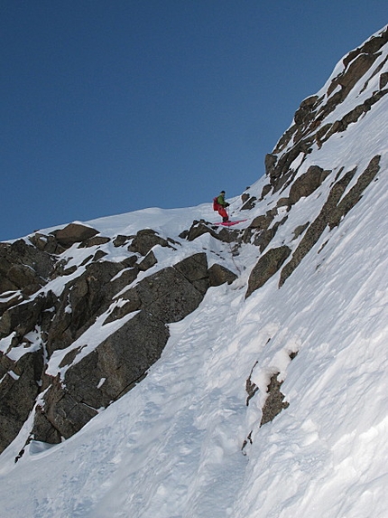 Freedom and Love, Pizzo Dosdè 3280m - Giuliano Bordoni sul primo breve salto di roccia in ingresso