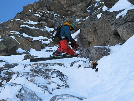 Freedom and Love, Pizzo Dosdè 3280m - Bruno Mottini prepara il breve  corrimano  per superare la sezione di rocce.
