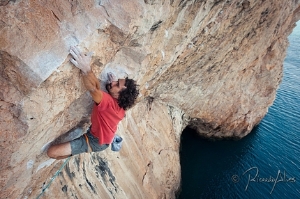 Leopoldo Faria - Leopoldo Faria making the first ascent of Peixe Porco at Sagres, the first 9a sport climb in Portugal.