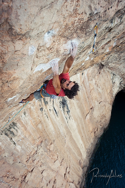 Leopoldo Faria - Leopoldo Faria making the first ascent of Peixe Porco at Sagres, the first 9a sport climb in Portugal.