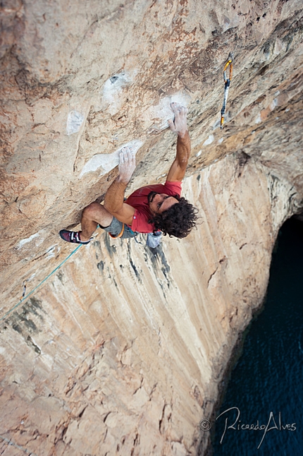 Leopoldo Faria - Leopoldo Faria making the first ascent of Peixe Porco at Sagres, the first 9a sport climb in Portugal.
