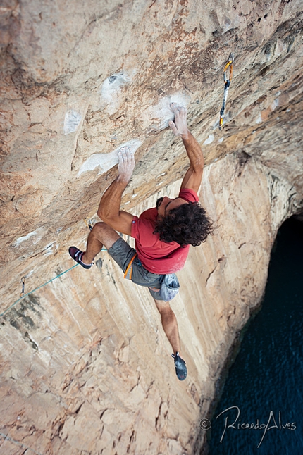 Leopoldo Faria - Leopoldo Faria making the first ascent of Peixe Porco at Sagres, the first 9a sport climb in Portugal.