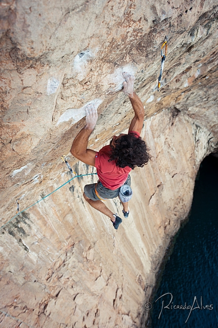 Leopoldo Faria - Leopoldo Faria making the first ascent of Peixe Porco at Sagres, the first 9a sport climb in Portugal.