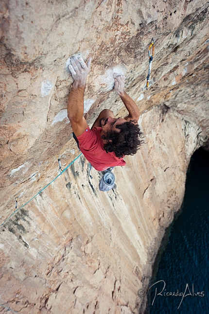 Leopoldo Faria - Leopoldo Faria making the first ascent of Peixe Porco at Sagres, the first 9a sport climb in Portugal.