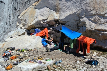 Cerro Walwalun, Valle Cochamó, Cile - Perdidos en el Mundo: Al riparo dal sole sulla cengia a metà parete