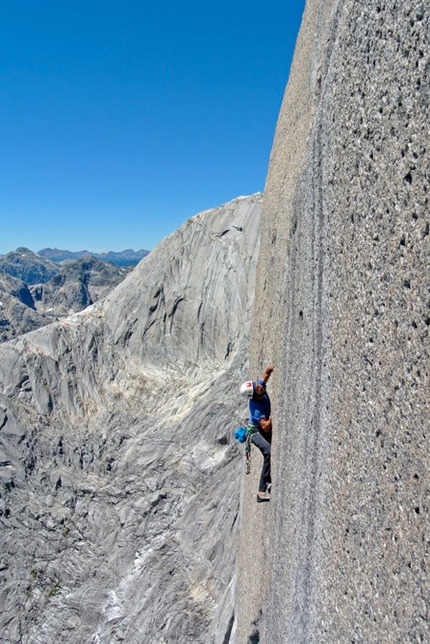 Cerro Walwalun, Valle Cochamó, Cile - Perdidos en el Mundo: Simone Pedeferri libera il 21° tiro