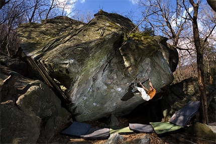 Gioia - Varazze - Christian Core su Gioia, 8c boulder, Antro dei druidi, al Potala di Varazze (SV)