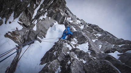 Sagwand, Austria - Peter Ortner nella parte alta di Schiefer Riss sulla Sagwand, salita per la prima volta in inverno assieme a Hansjörg Auer e David Lama il 16-17/03/2013