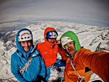 Sagwand, Austria - Peter Ortner, David Lama e Hansjörg Auer in cima Sagwand dopo la prima invernale della via Schiefer Riss.