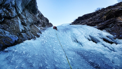 Kjerrskredkvelven, Gudvangen, Norway - Matthias Scherer and Tanja Schmitt on Kjerrskredkvelven, the enormous icefall at Gudvangen, Norway.