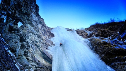 Kjerrskredkvelven, Gudvangen, Norway - Matthias Scherer and Tanja Schmitt on Kjerrskredkvelven, the enormous icefall at Gudvangen, Norway.