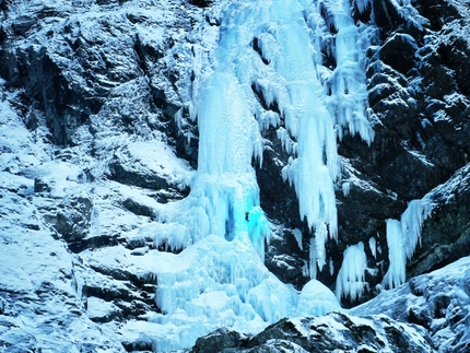 Kjerrskredkvelven, Gudvangen, Norway - Matthias Scherer and Tanja Schmitt on Kjerrskredkvelven, the enormous icefall at Gudvangen, Norway.