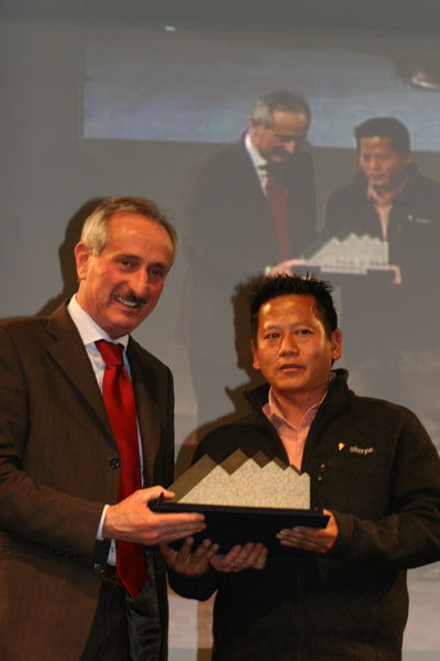 Saint Vincent Award for mountain professionals - Rajen Taapa receiving the award for Ethics and solidairty in memory of Pemba Doma Sherpa