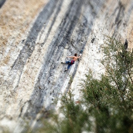 Chris Sharma - Chris Sharma climbing La Dura Dura 9b+, Oliana, Spain