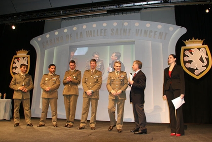 Saint Vincent Award for mountain professionals - Ettore Taufer, Giovanni Amort, Elio Sganga and Marco Farina of the Centro Addestramento Alpino